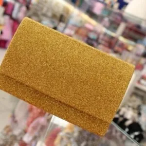 Clutch dourada com brilho para festa