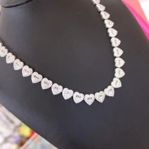 Choker com pingente de coração cravejado de zircônia