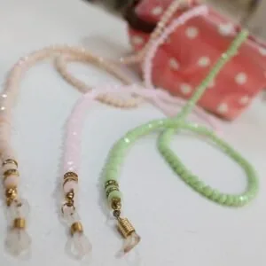 Cordinhas de óculos de miçangas rosa e verde com ferragem dourada