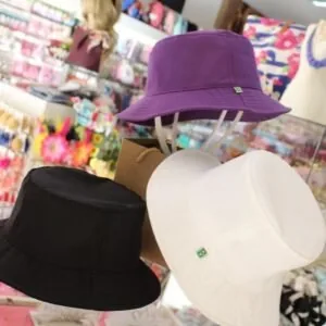 Chapéus bucket nas cores roxo, preto e branco
