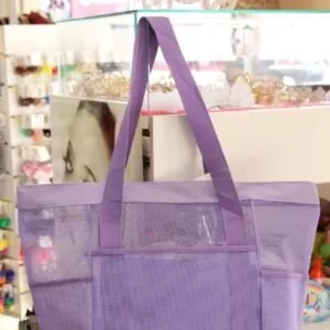 Bolsa de praia telada lilás com necessaire e bolsos externos