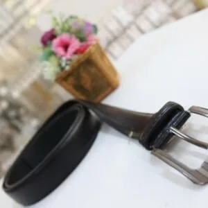 Cinto de couro preto com fivela prateada