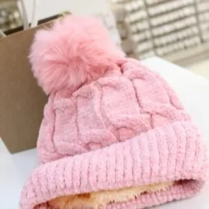 Touca de frio rosa de tricô com pompom
