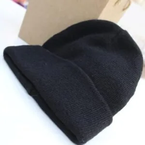 Touca de frio preta de lã lisa