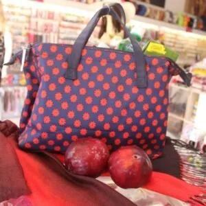 Bolsa térmica média azul marinho com flores vermelhas