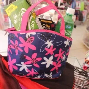 Bolsa térmica média azul com estampa de flores rosa e brancas
