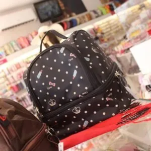 Bolsa térmica média preta com estampa de laços