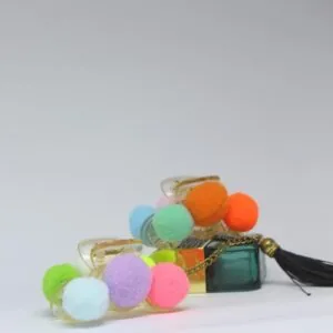 Presilhas coloridas com pompons