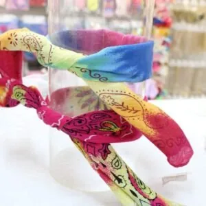 Bandanas tie-dye coloridas em rosa, amarelo e azul