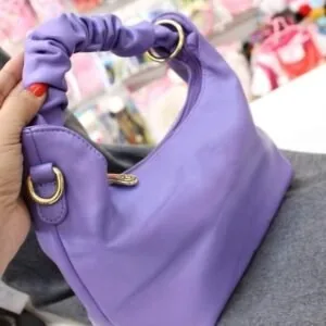 Bolsa lilás de alça torcida com ferragem dourada