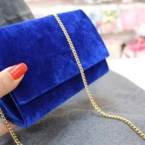 Bolsa de festa de veludo azul royal com alça de corrente dourada