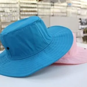 Chapéu pescador de tecido azul e rosa com aba larga