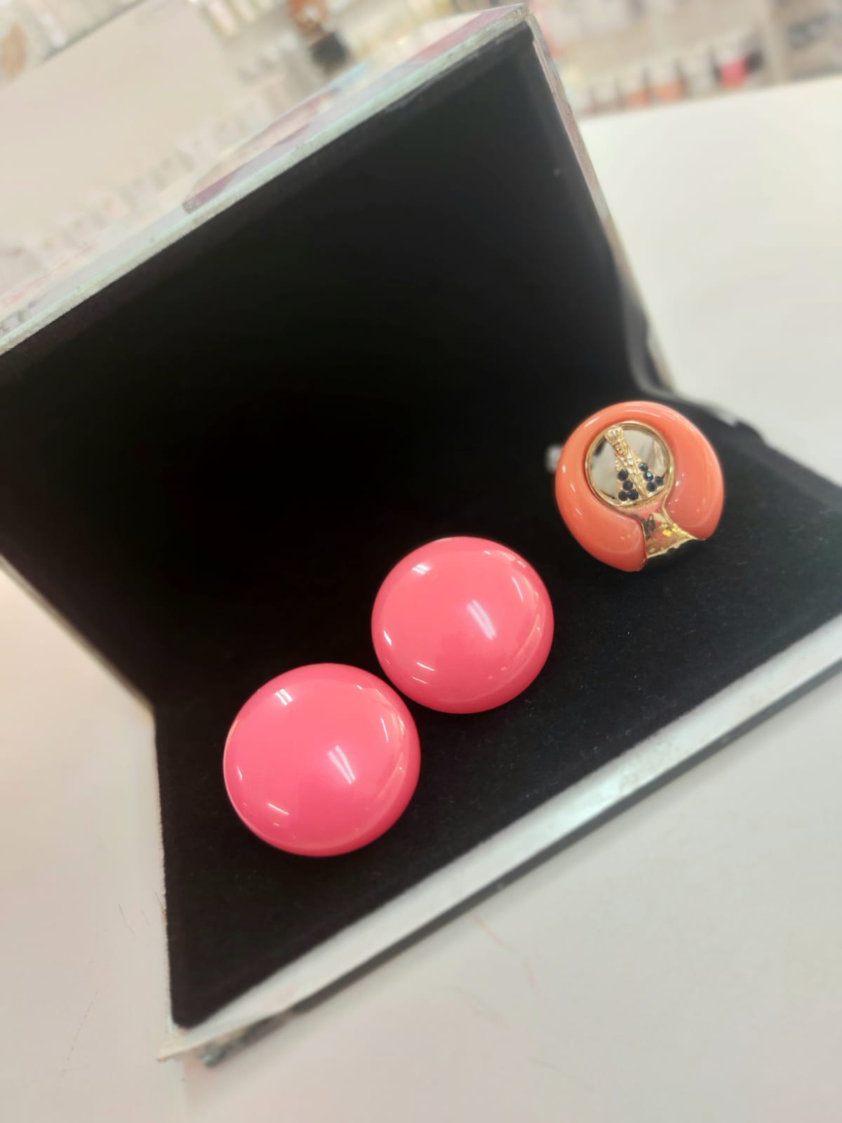 Brincos e anel rosa da coleção Brincos Coloridos e Anéis Bijuterias