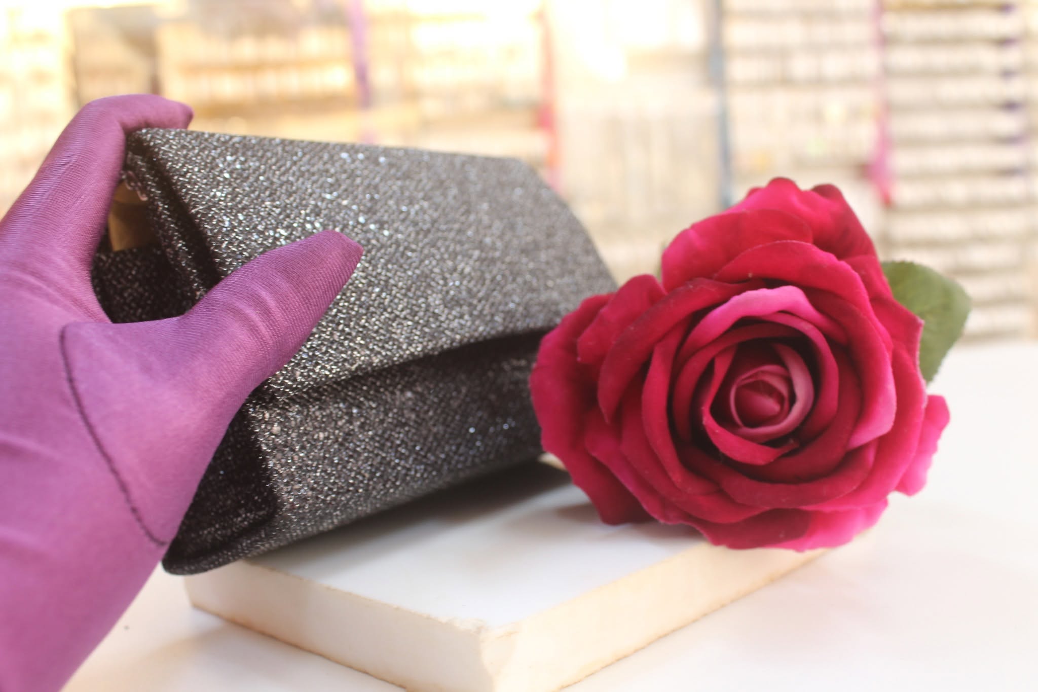 Bolsa clutch prateada com glitter