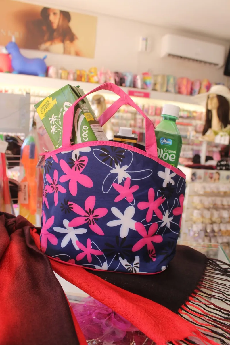 Bolsa térmica azul marinho com estampa floral rosa e branca