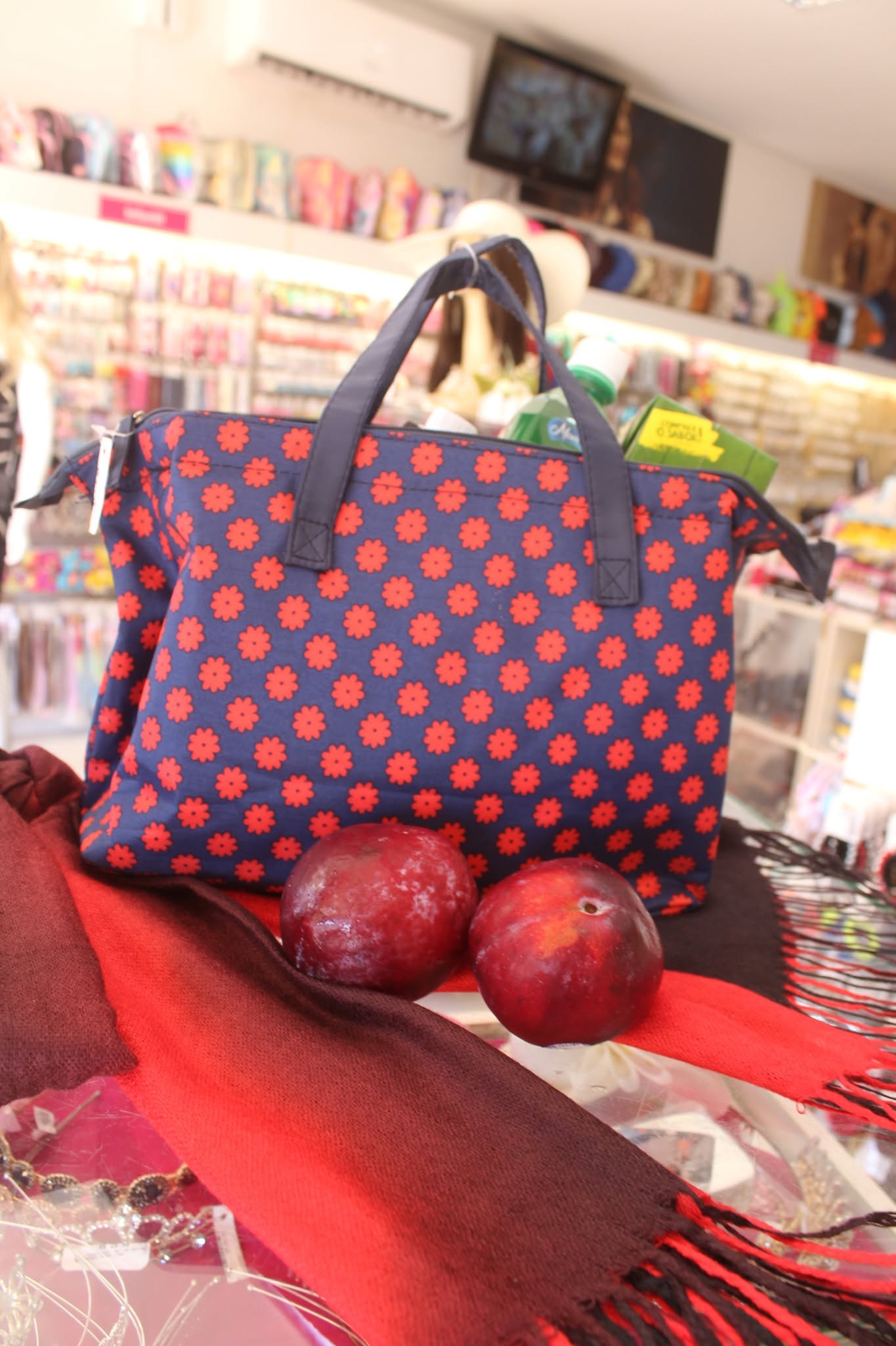 Bolsa térmica azul marinho com estampa de flores vermelhas