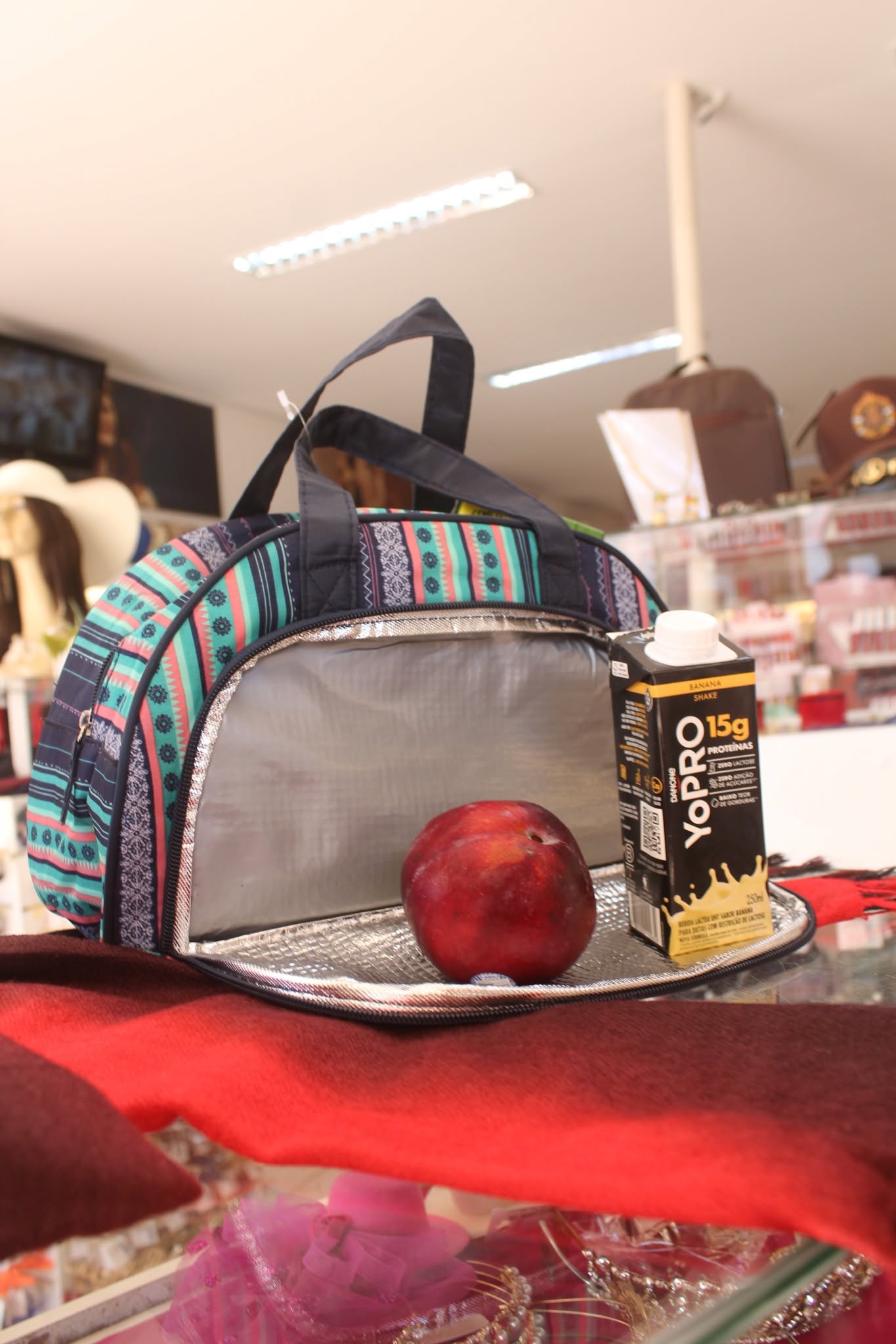 Bolsa térmica com estampa listrada tribal em tons de verde, rosa e azul