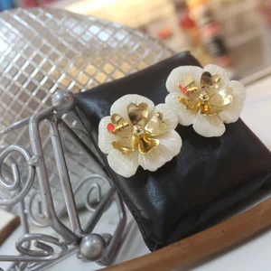 Brinco floral branco com detalhes dourados