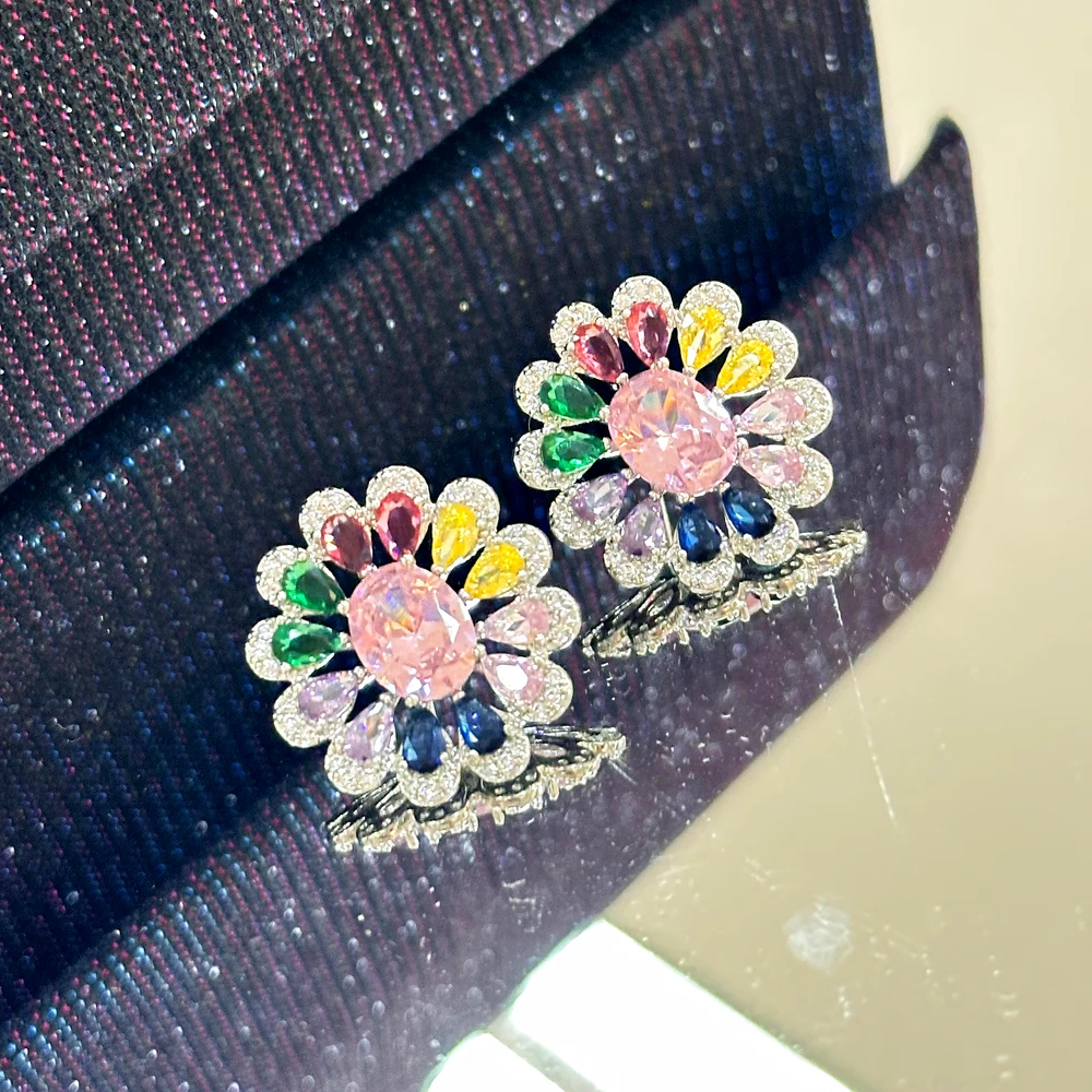 Brinco floral cravejado colorido com pedra rosa central