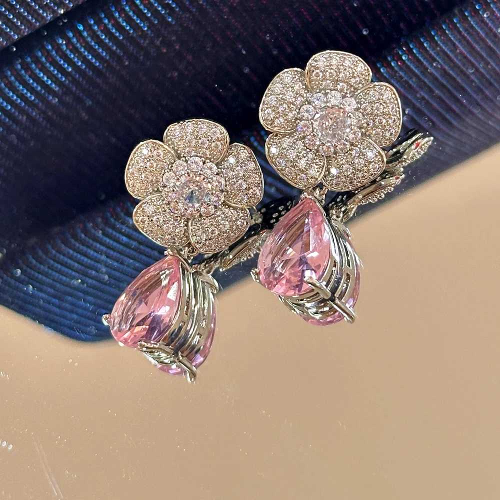 Brinco floral cravejado com pingente gota rosa — coleção de brincos PinkBiju