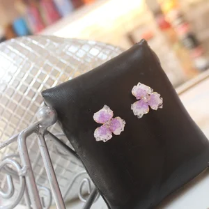 Brinco floral com cristais lilás e transparentes