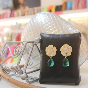 Brinco floral dourado com pingente verde esmeralda