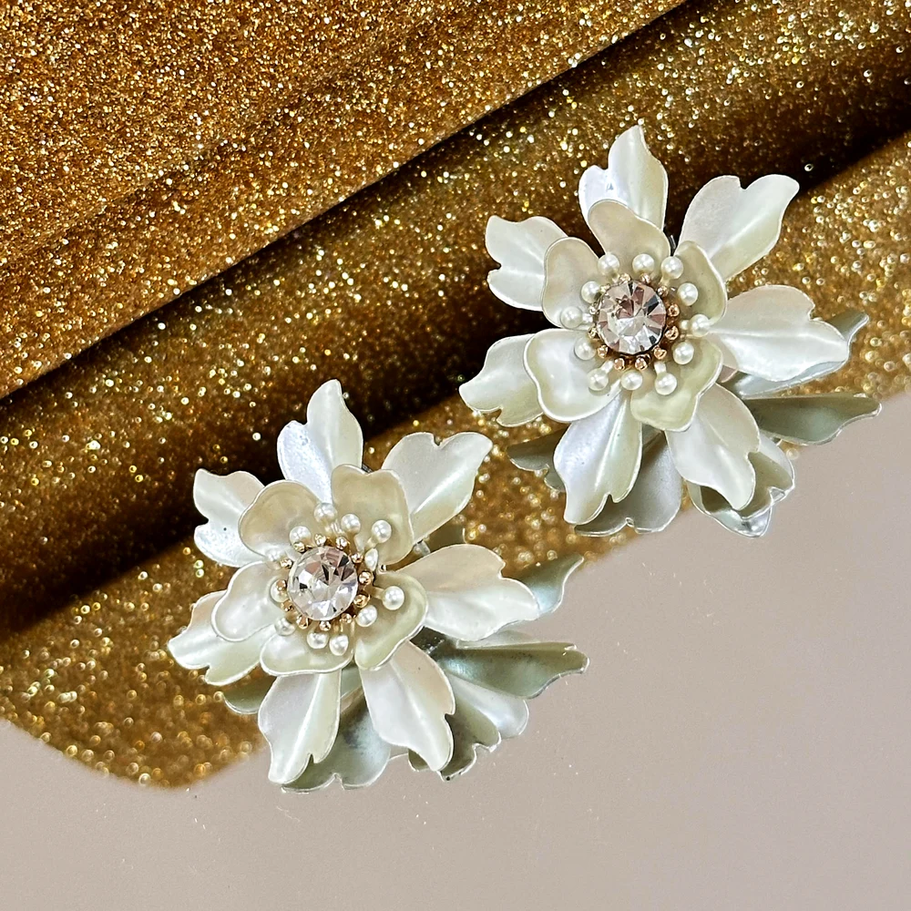 Brinco floral marfim com pérolas e detalhes dourados