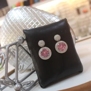 Brinco cravejado com pedra rosa