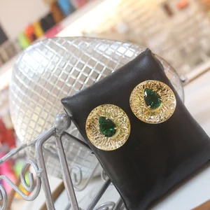 Brinco redondo dourado com pedra verde esmeralda