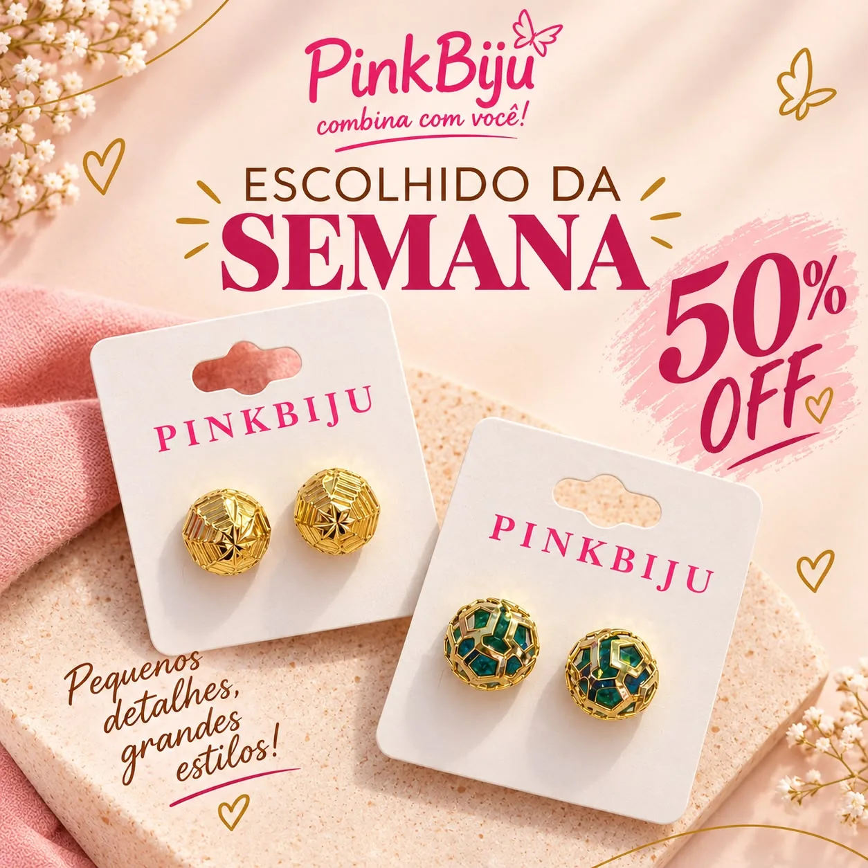 Escolhido da Semana: brincos com 50% de desconto — brincos bola dourados trabalhados e bola vazada com pedras verdes na vitrine da PinkBiju