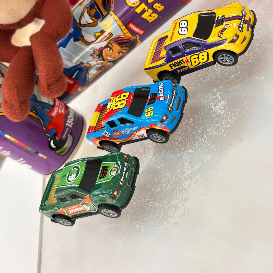 Carrinhos de corrida de brinquedo nas cores amarelo, azul e verde, foto 1
