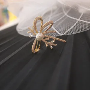 Broche dourado floral com pérola — coleção de broches PinkBiju