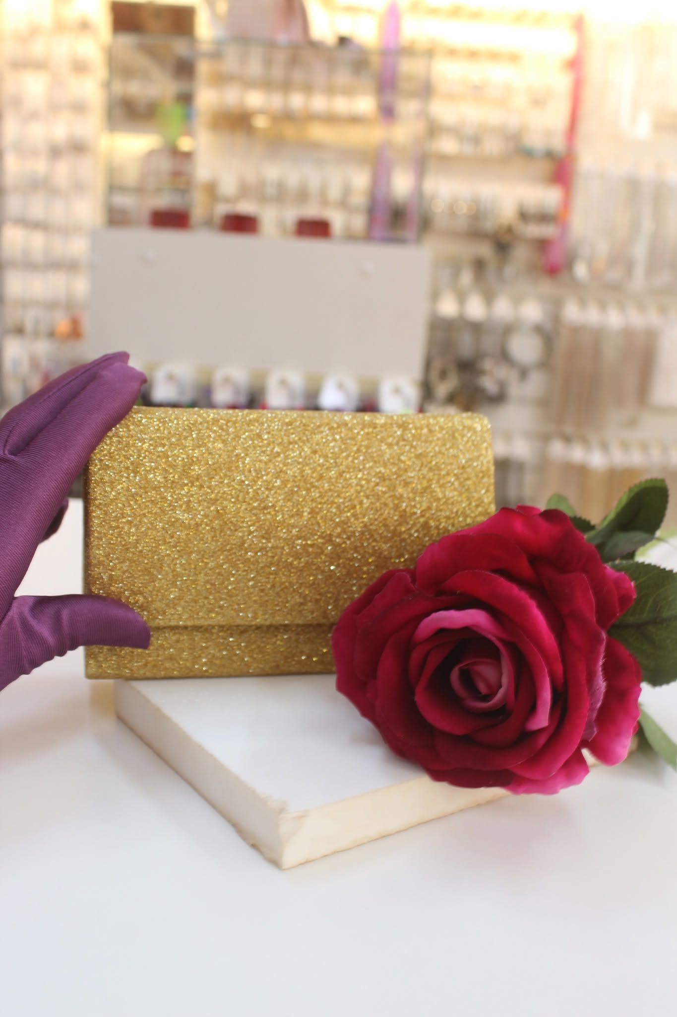 Clutch de festa dourada com brilho