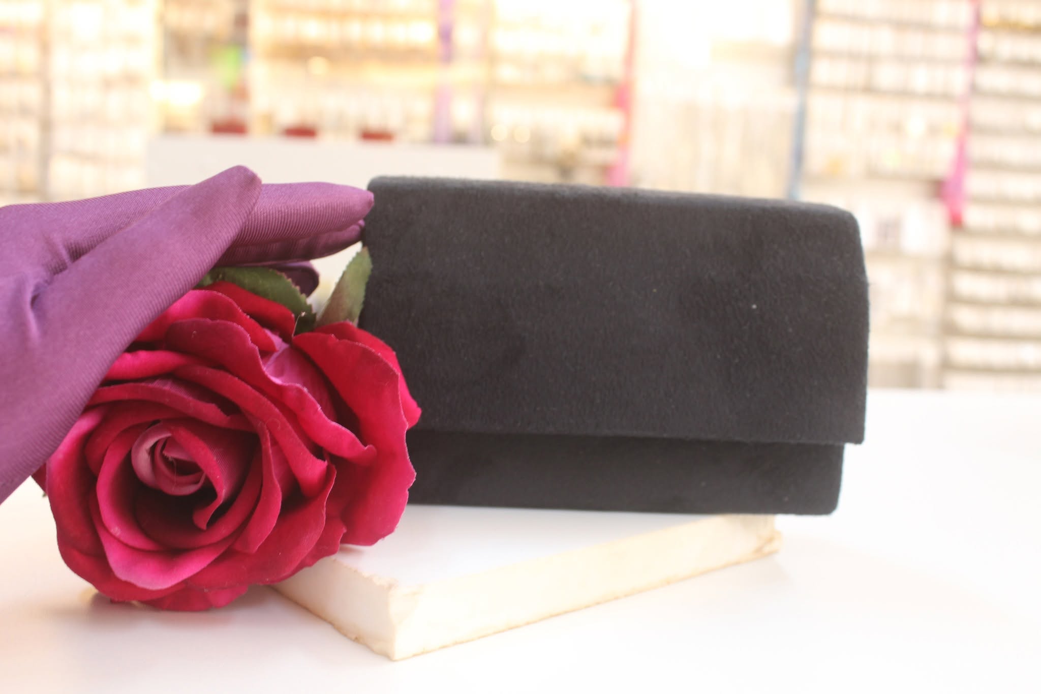 Clutch de festa preta com textura suede