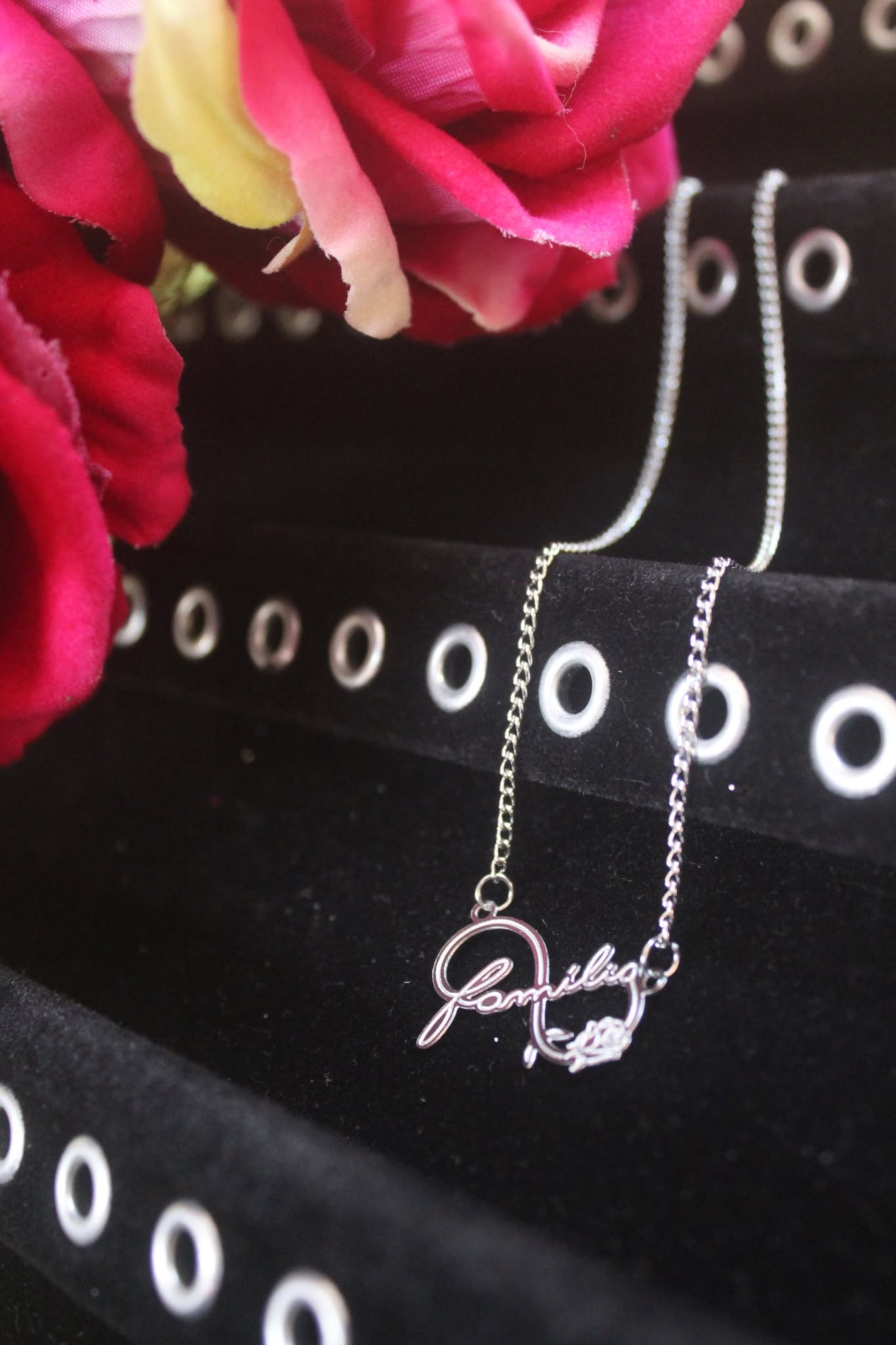 Colar de aço inox feminino com pingente escrito família