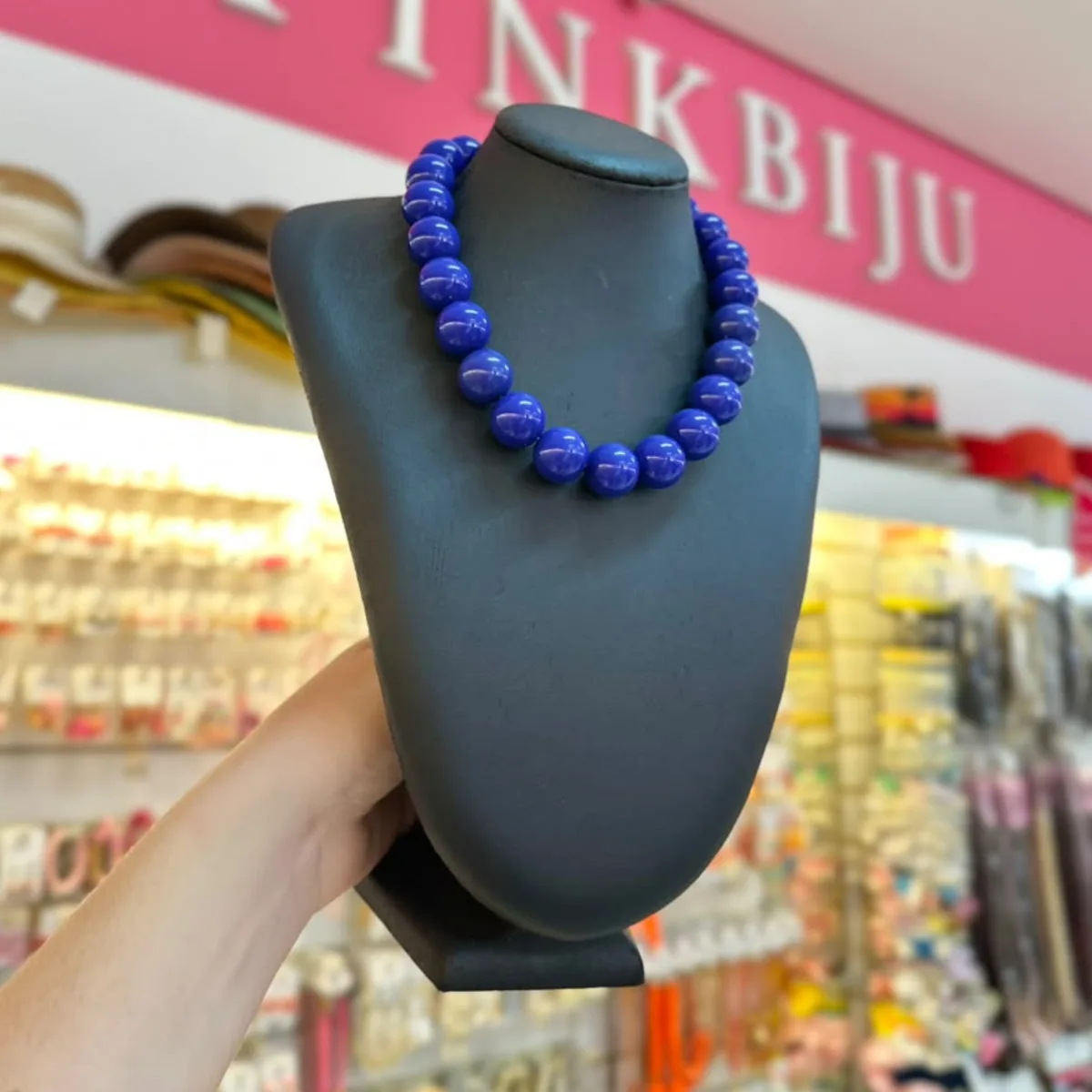 Colar curto de bolas grandes azul royal, no busto preto da loja PinkBiju