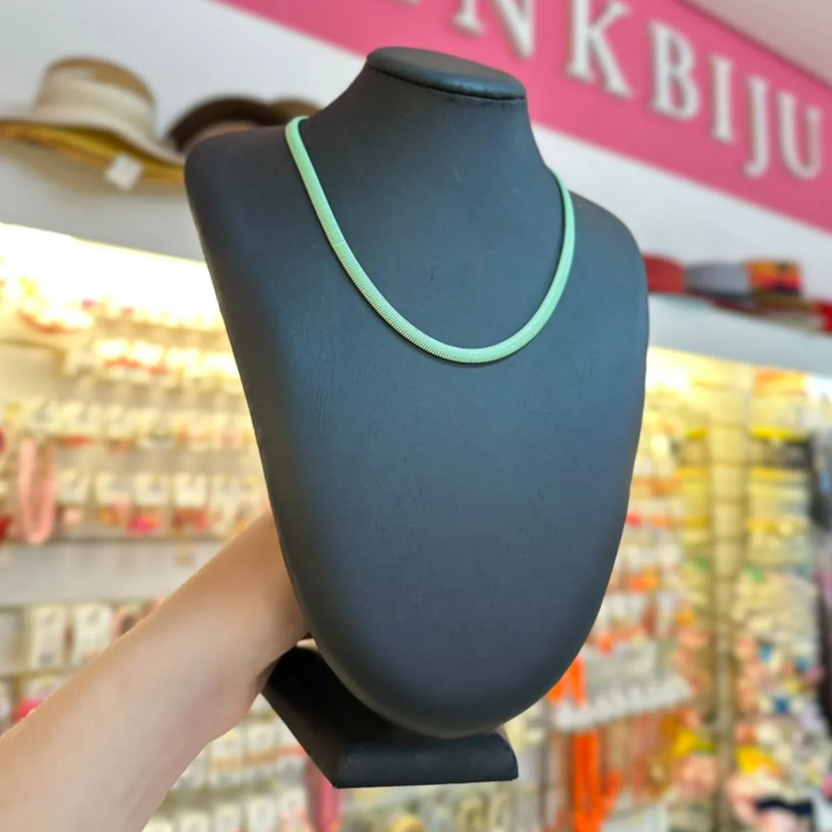 Colar liso estilo fita na cor verde-água, no busto preto da loja PinkBiju