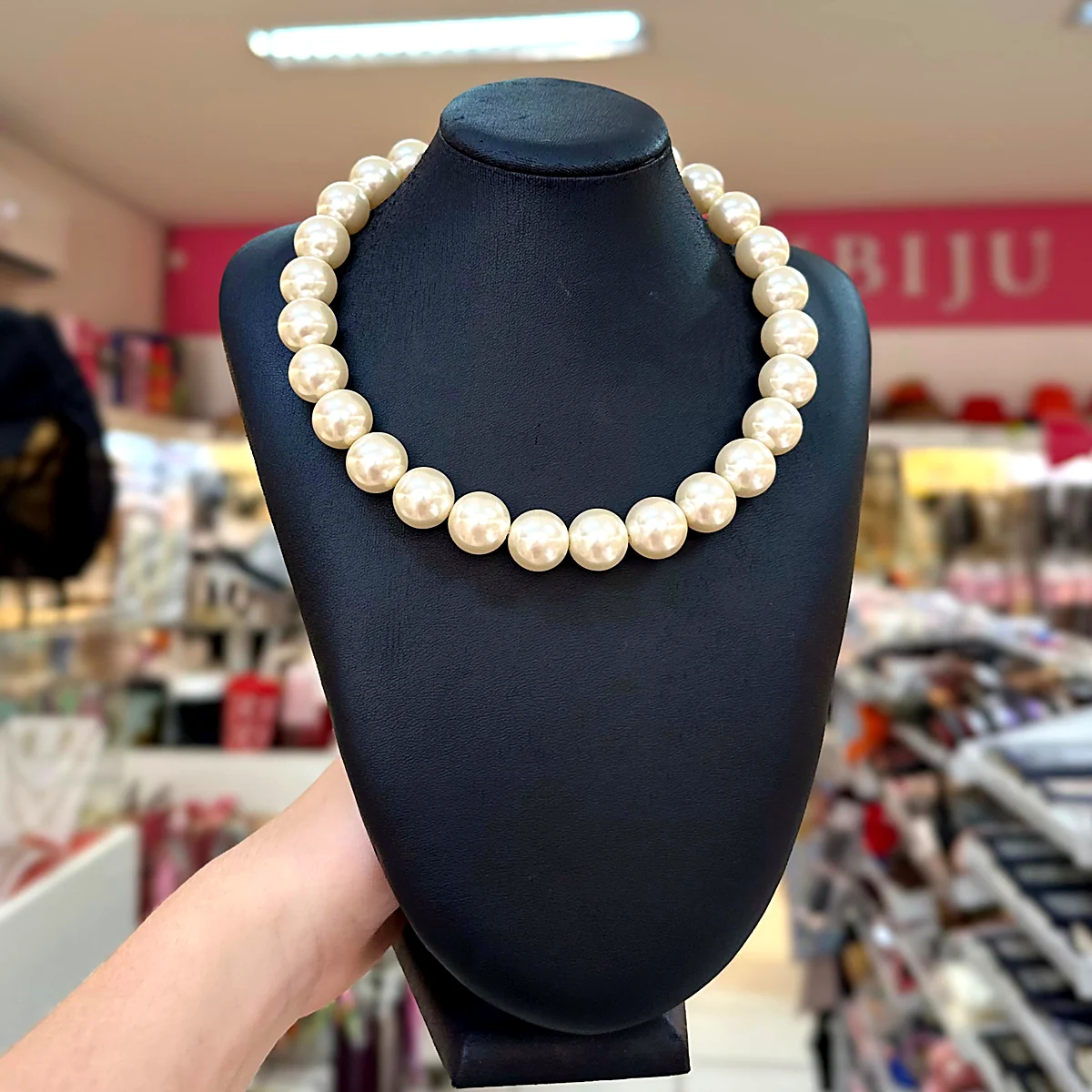 Colar de pérolas grandes cor marfim em busto preto na loja PinkBiju