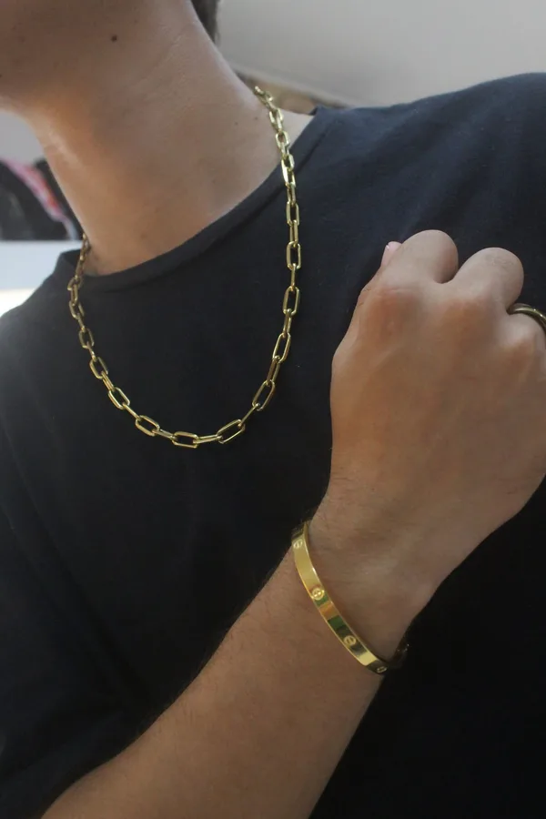 Corrente elo cartier dourada com pulseira rígida estilo Love em aço inox