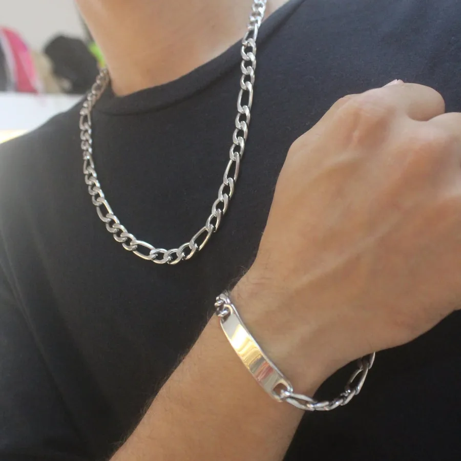 Corrente figaro prateada com pulseira de identificação