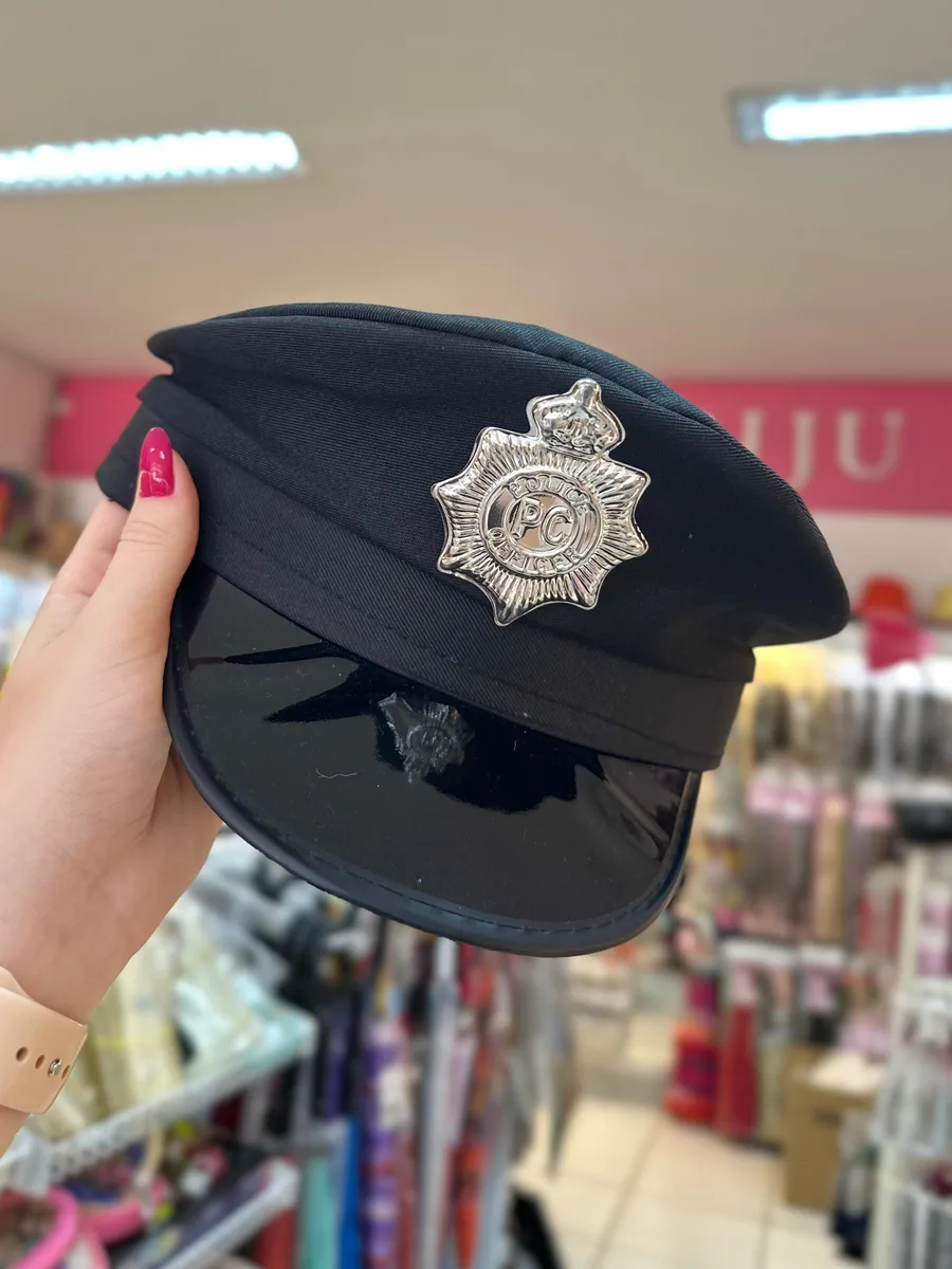Quepe de policial preto com distintivo prateado