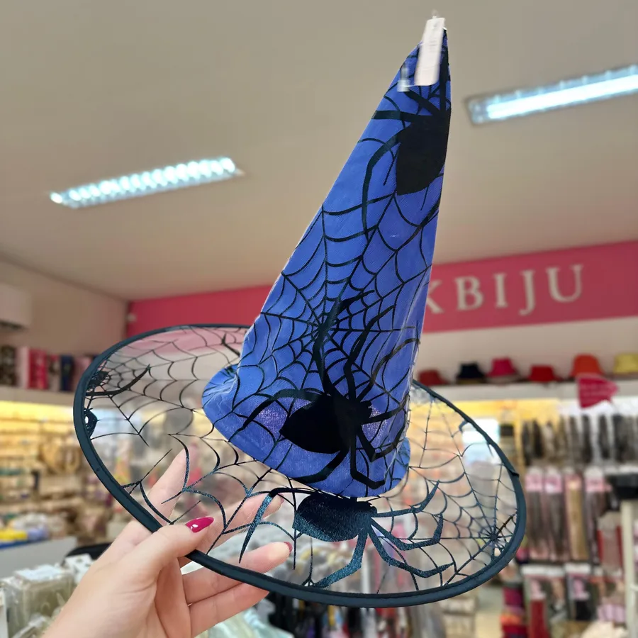 Chapéu de bruxa azul com estampa de teia e aranhas pretas e aba transparente