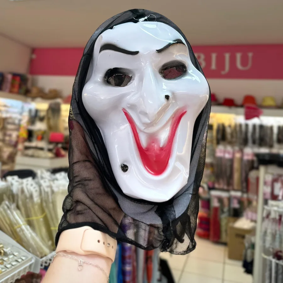 Máscara branca de bruxa com sorriso vermelho e véu de tule preto