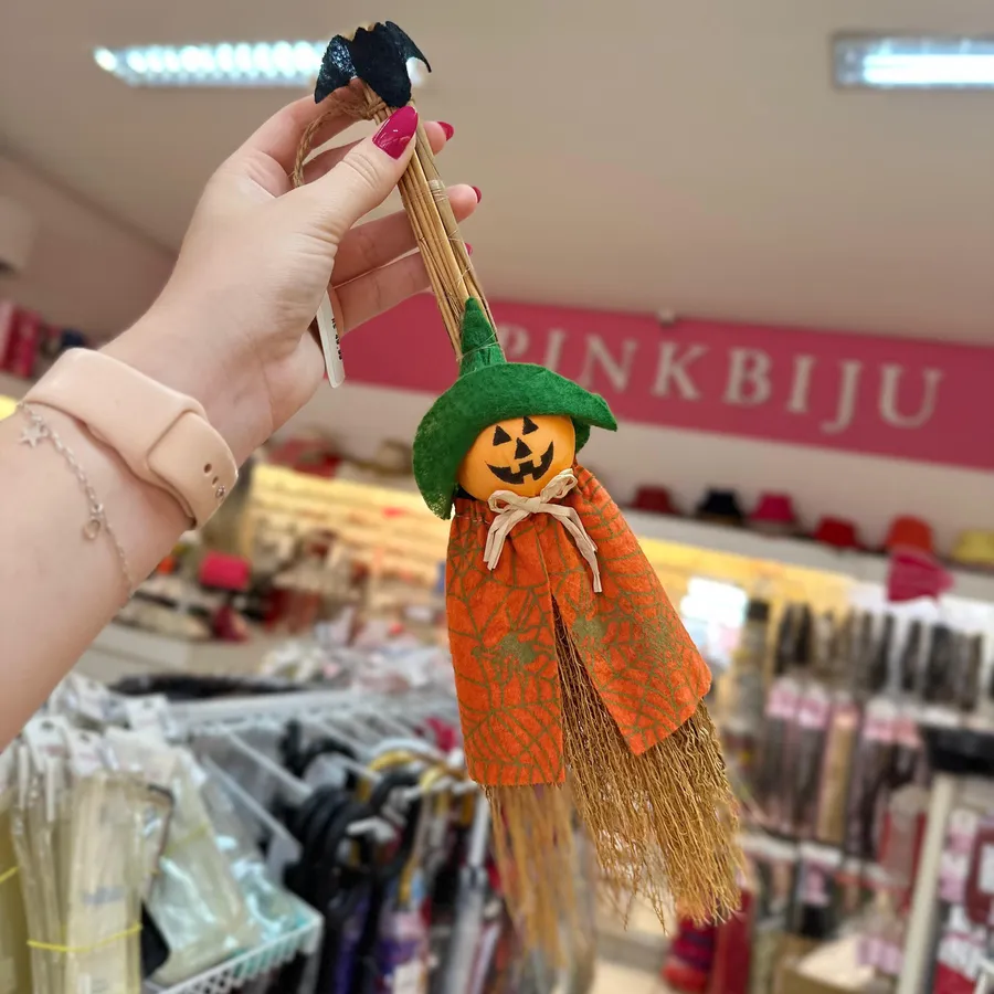 Vassourinha decorativa com bonequinha de abóbora de chapéu verde e capa laranja