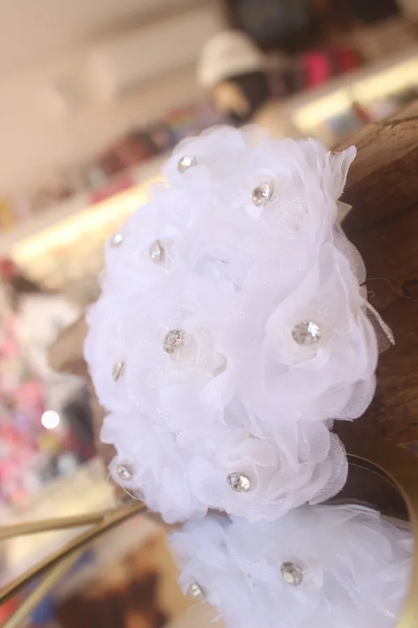 Headpiece de flores de tecido com strass