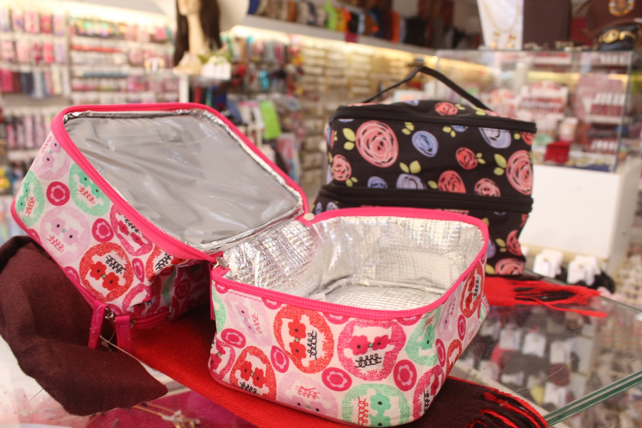 Lancheiras térmicas estampadas, uma floral clara e outra com rosas escuras