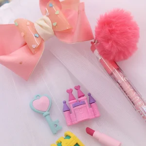Laço, borrachinhas temáticas e caneta com pompom rosa