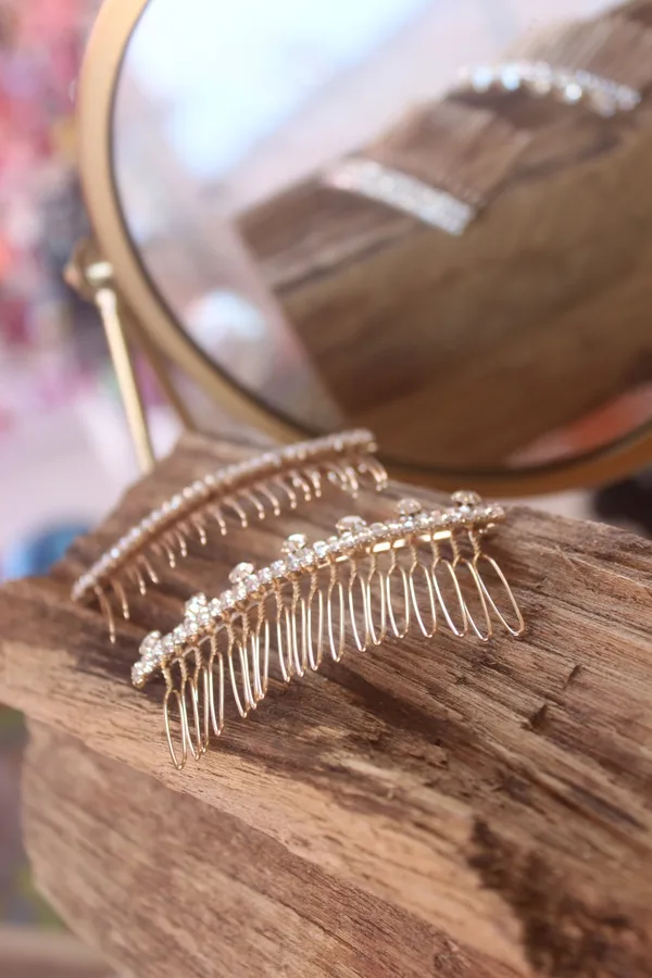 Pente de cabelo dourado cravejado de strass