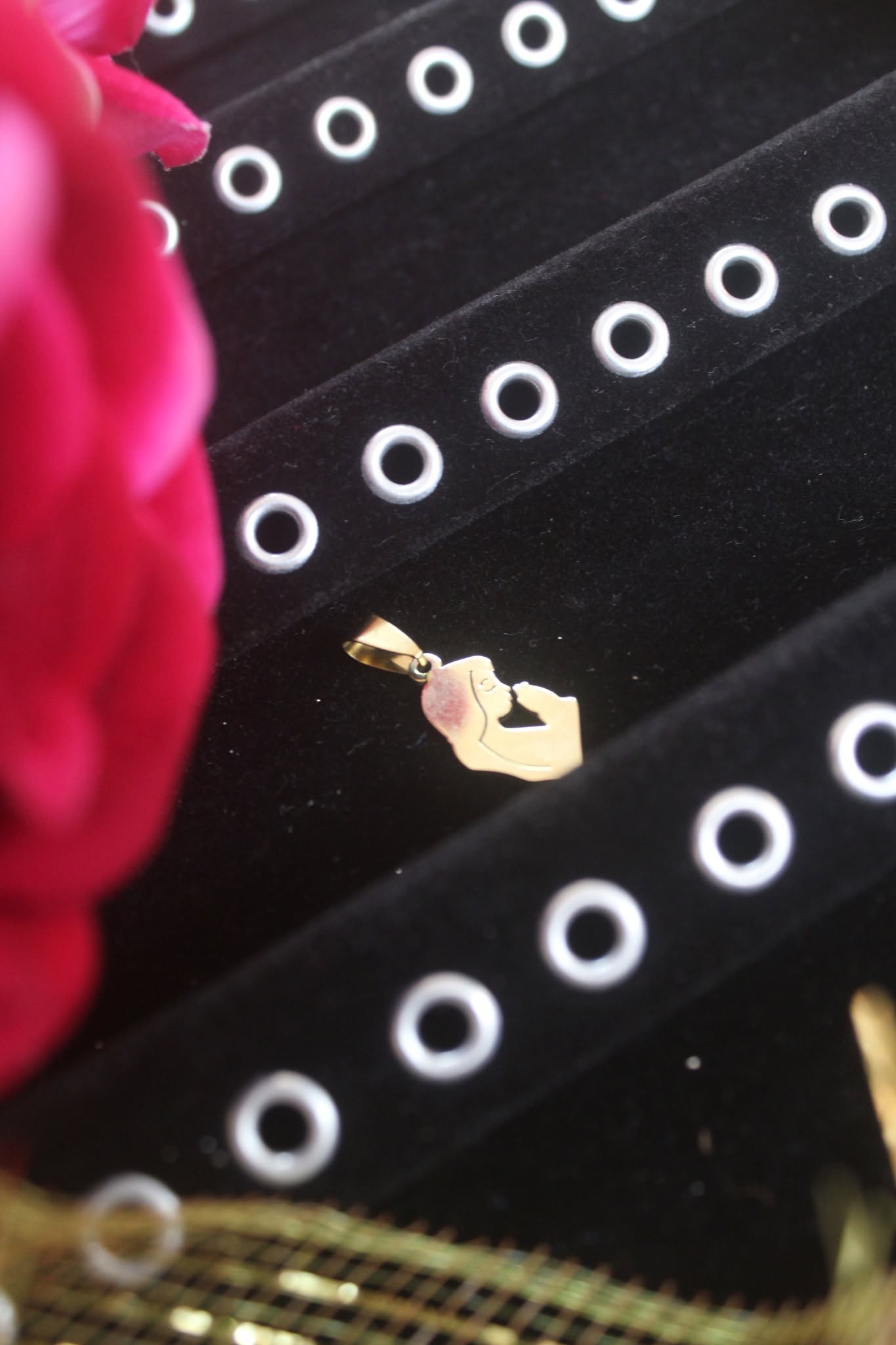 Pingente feminino em formato de figura em oração