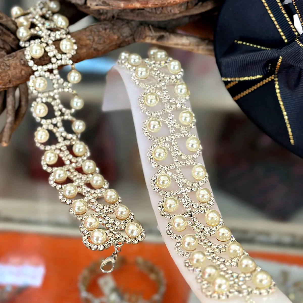 Detalhe das pulseiras de pérolas cravejadas de strass, com fecho de lagosta, foto 2
